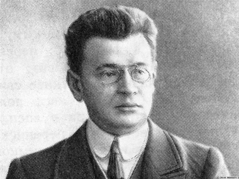 В 1910 выходят три книги Аверченко, сделавшие его известным всей