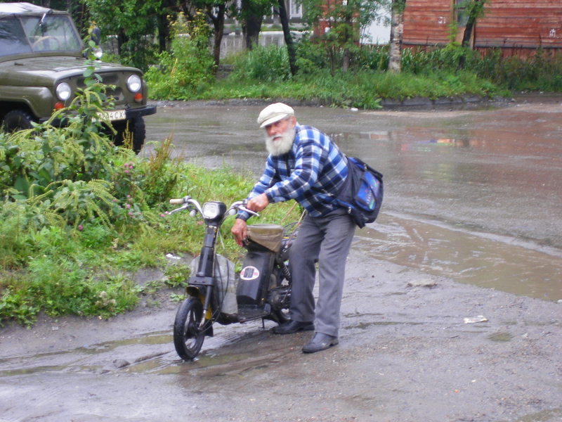 Старик на мотоцикле